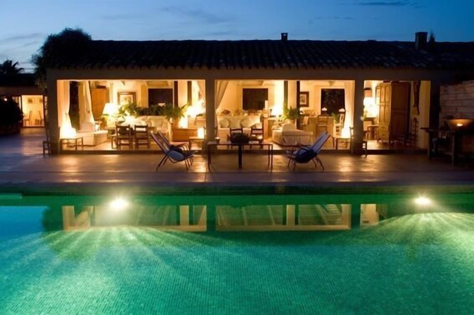 Fine, relaxed dining by the pool