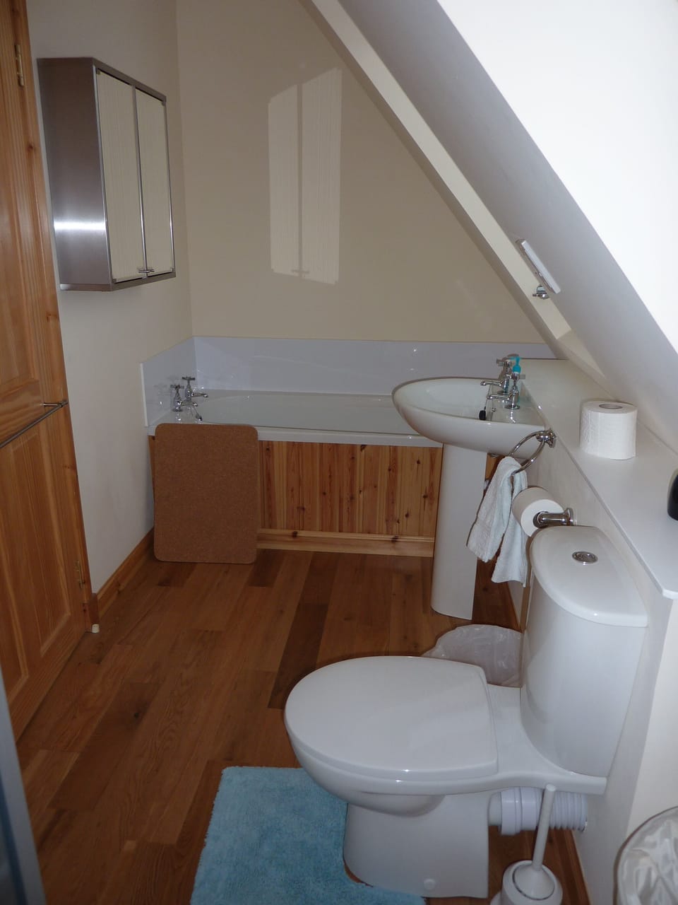 Upstairs' bathroom - bath