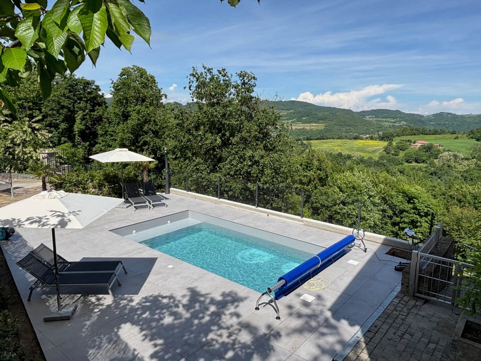 STELLA - Pool overlooking the green hills