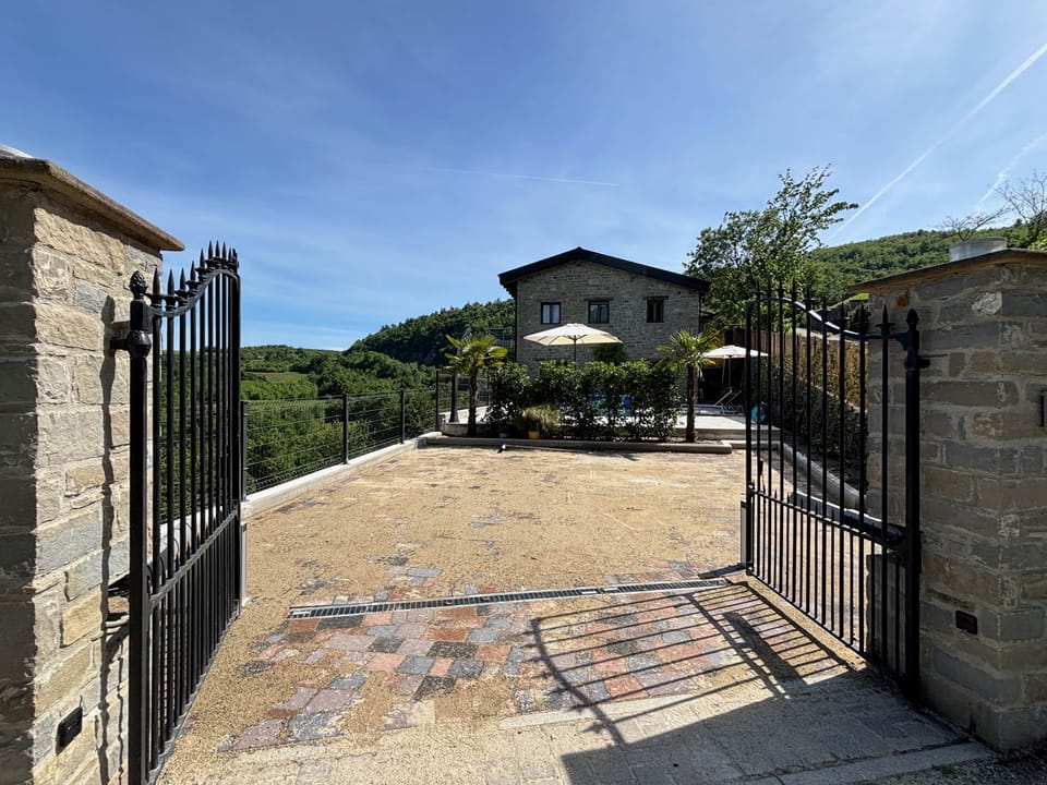 STELLA - Gate entrance - Parking lot - Palm trees - Jasmine