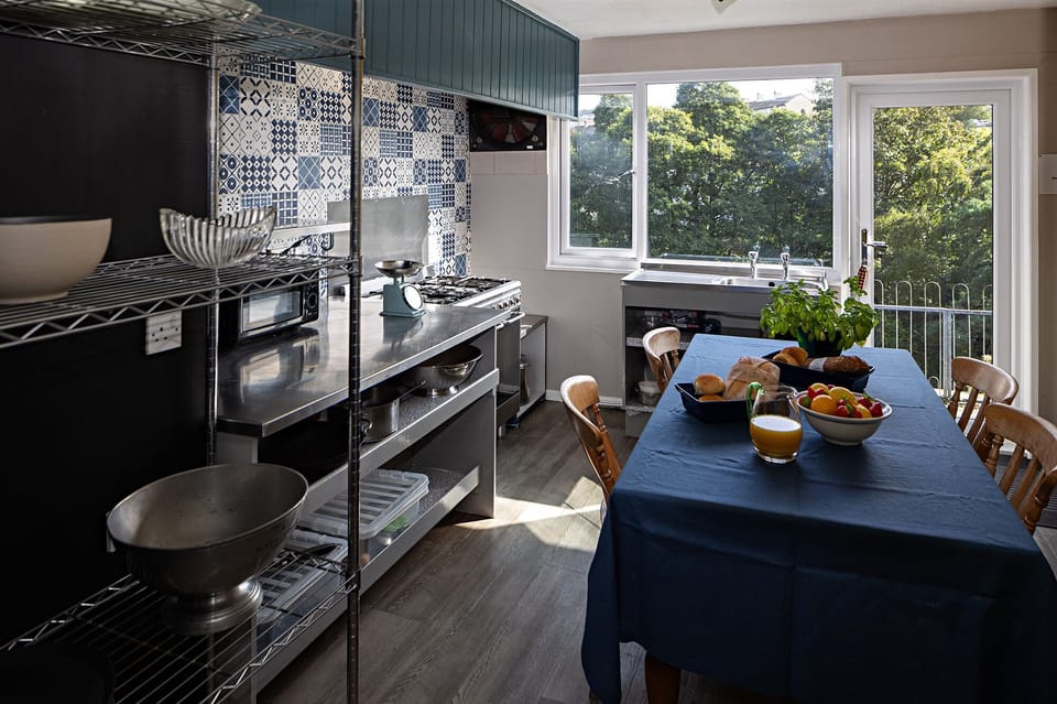 Kitchen gas top, electric oven, washing machine, dishwasher, fridge freezer