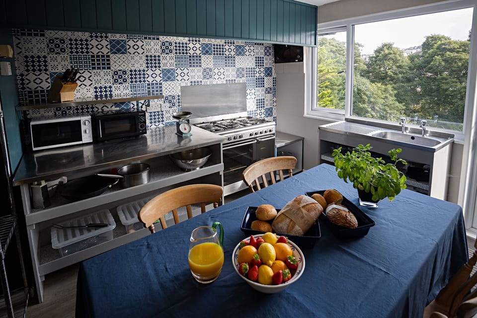 Kitchen gas top, electric oven, washing machine, dishwasher, fridge freezer