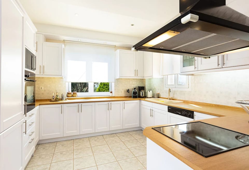 The kitchen is equipped with top quality fixtures and appliances!