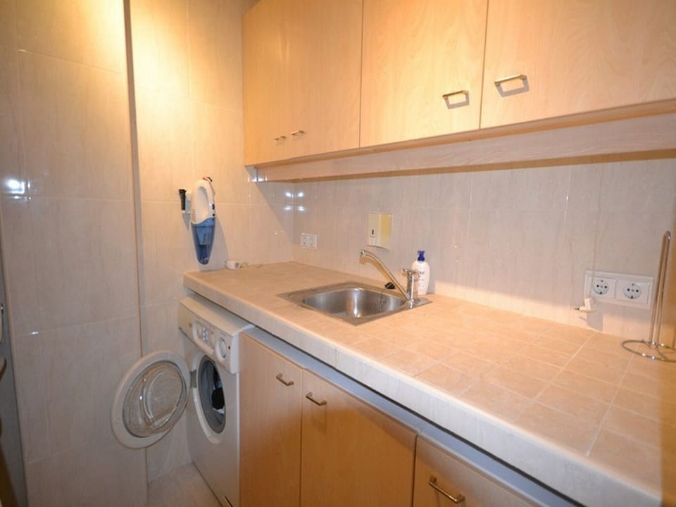 Utility room with washingmachine