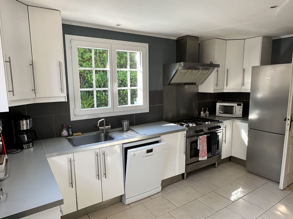 Fully fitted kitchen