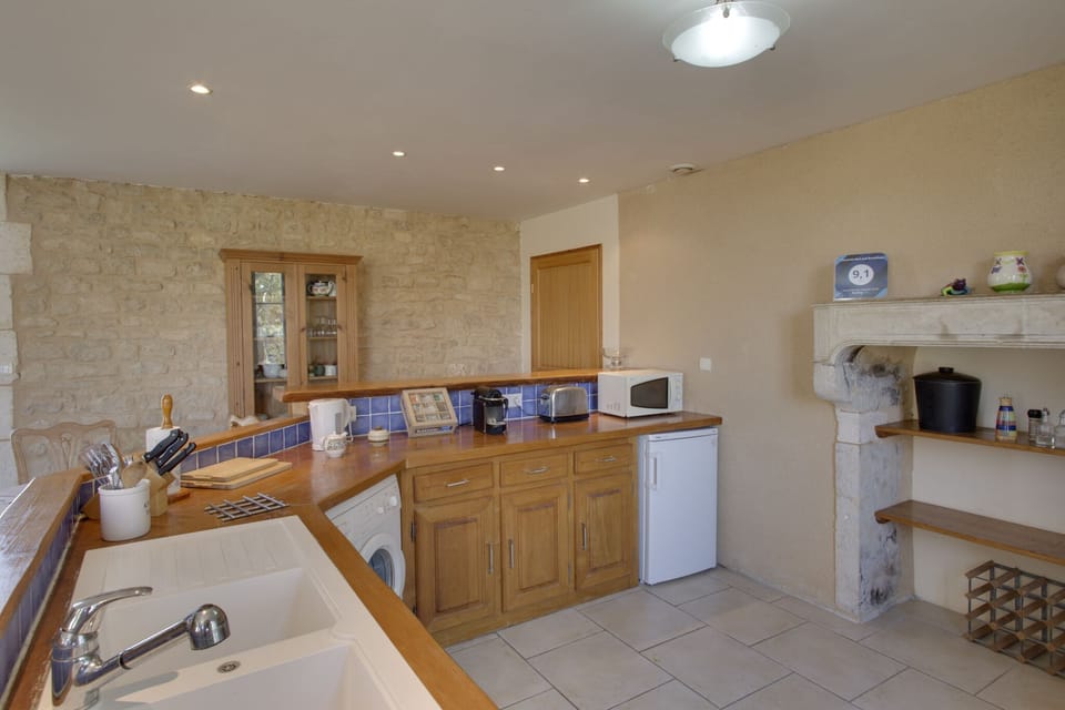 Fully equipped kitchen (gas oven and hob out of shot)