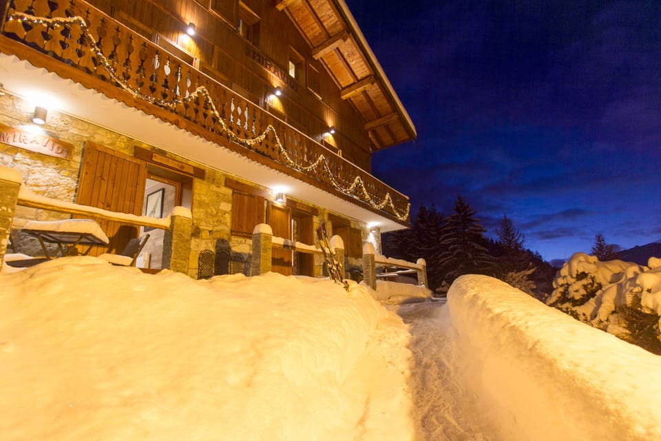 CHALET MIRAVIDI - Front of MONT BLANC APARTMENT ON THE GROUND FLOOR