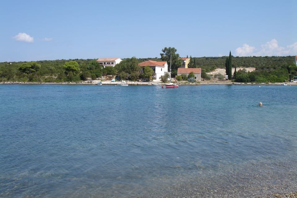 Mirce, through Loviste, at end of peninsula, good for hermit crabs