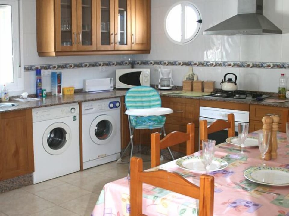 Luxury kitchen, many extras, home from home! table seats 6