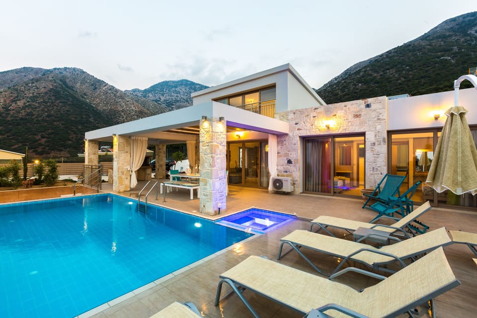 Beautiful spacious terrace, which is complemented by a 35 m2 private pool!