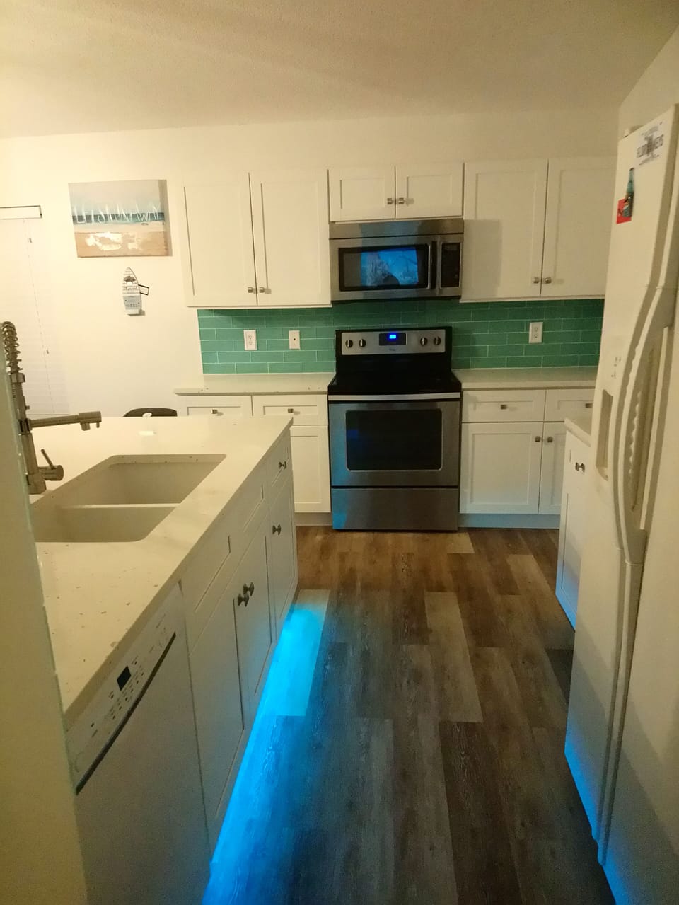 New shaker style kitchen with mixer taps and undercounter lighting! Stunning!
