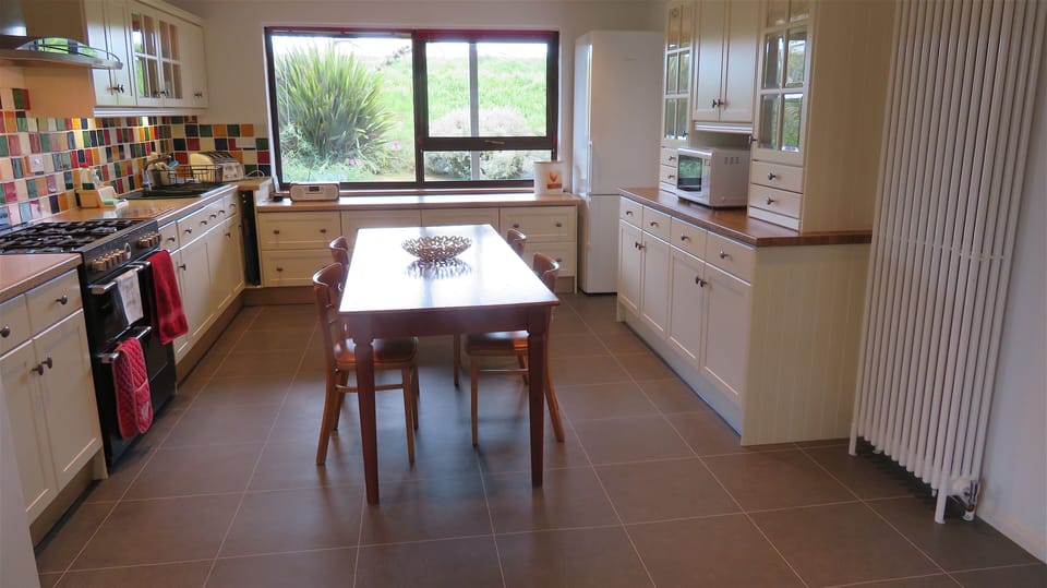 The large well equipped kitchen.