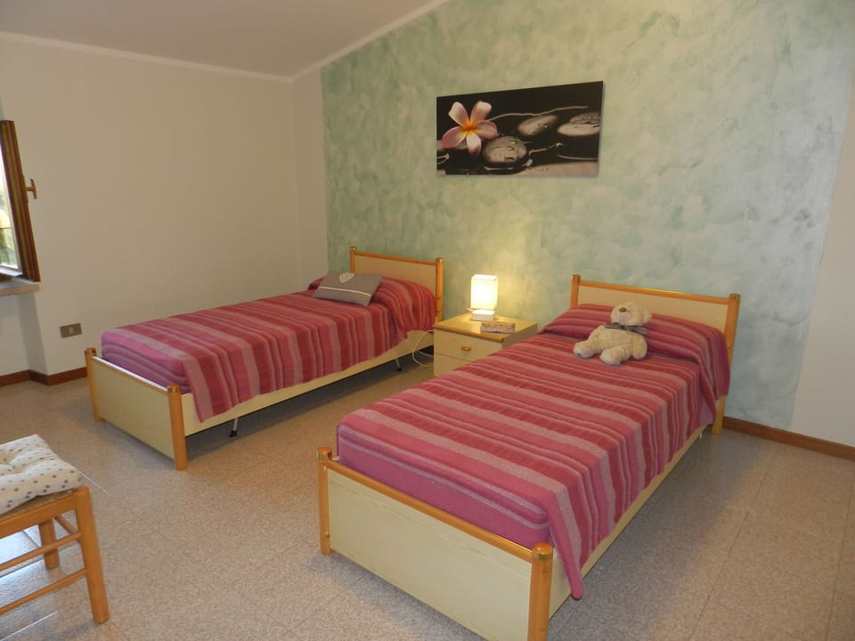 Bedroom with 2 single beds