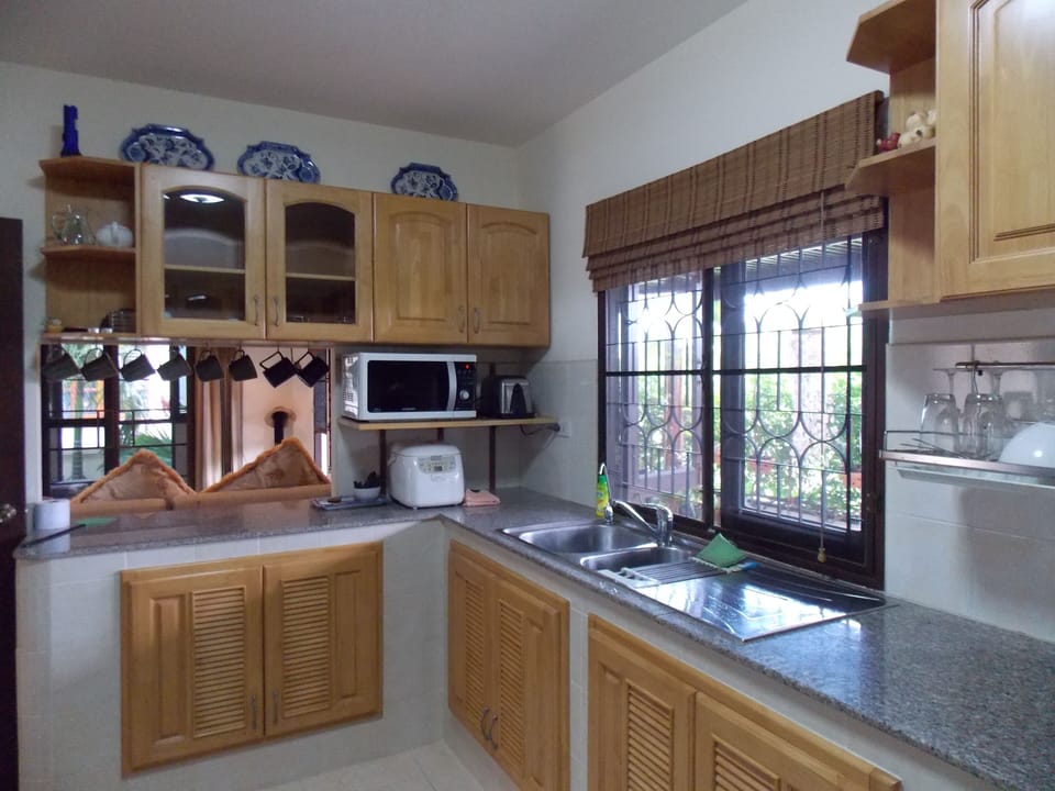 Kitchen with hot and cold + drinking water