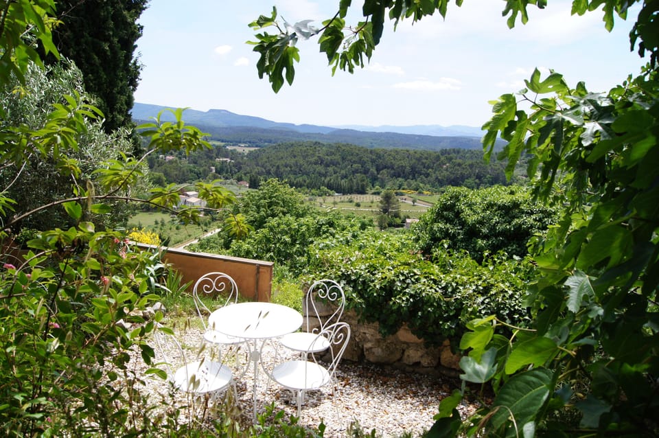 Small shared garden great for a sun-downer!