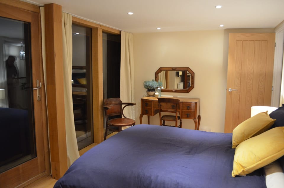 Master Bedroom: Double bed with unsuit