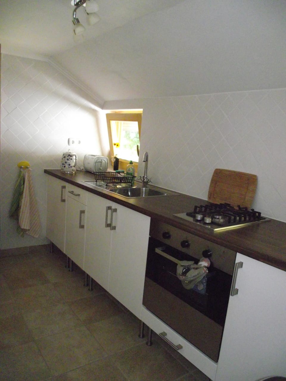 Fully equipped fitted kitchen.