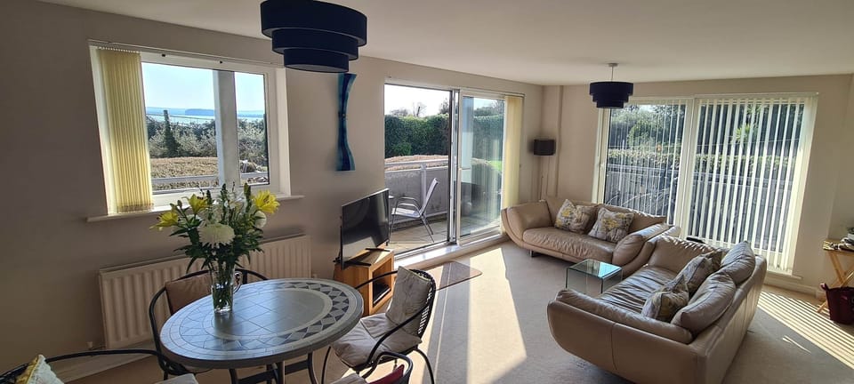 Double Aspect Lounge
x2 patio Doors