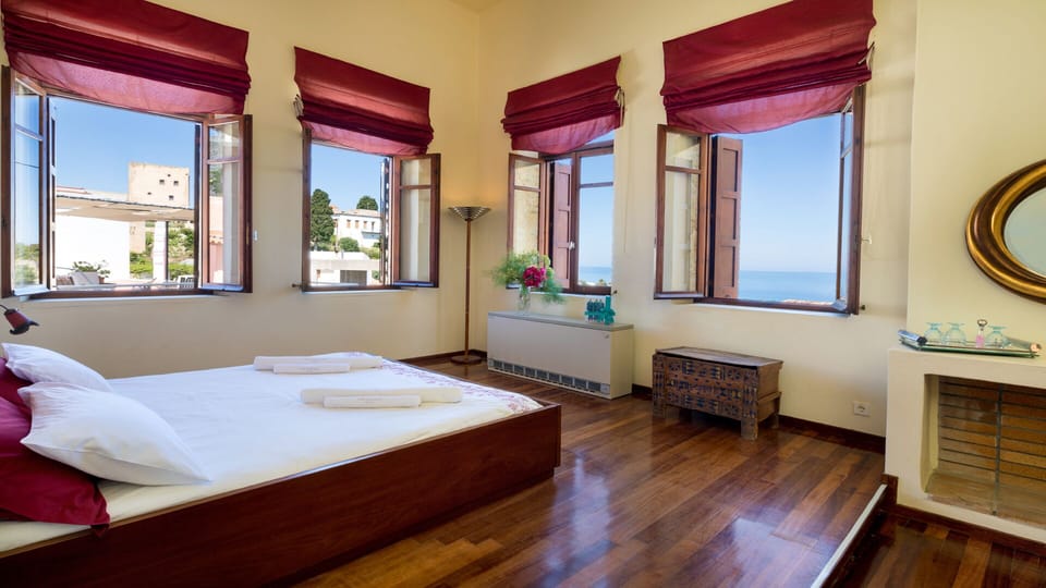 Master bedroom 2/5 30m2 + ensuite 
