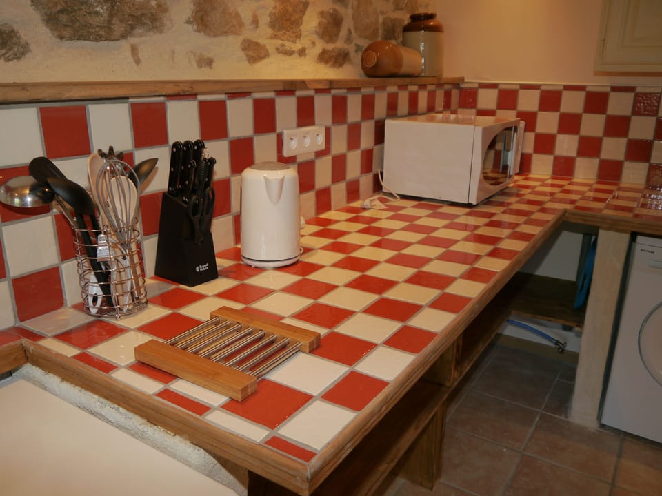 Large kitchen with Microwave and washing machine