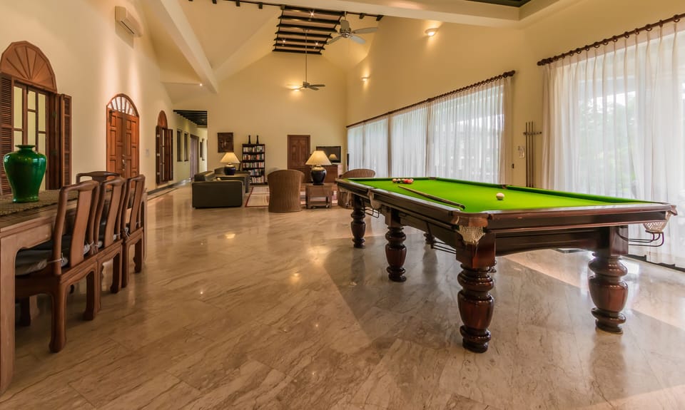 Oversize main living area 15M x 7M. With seating,  dining and pool table.