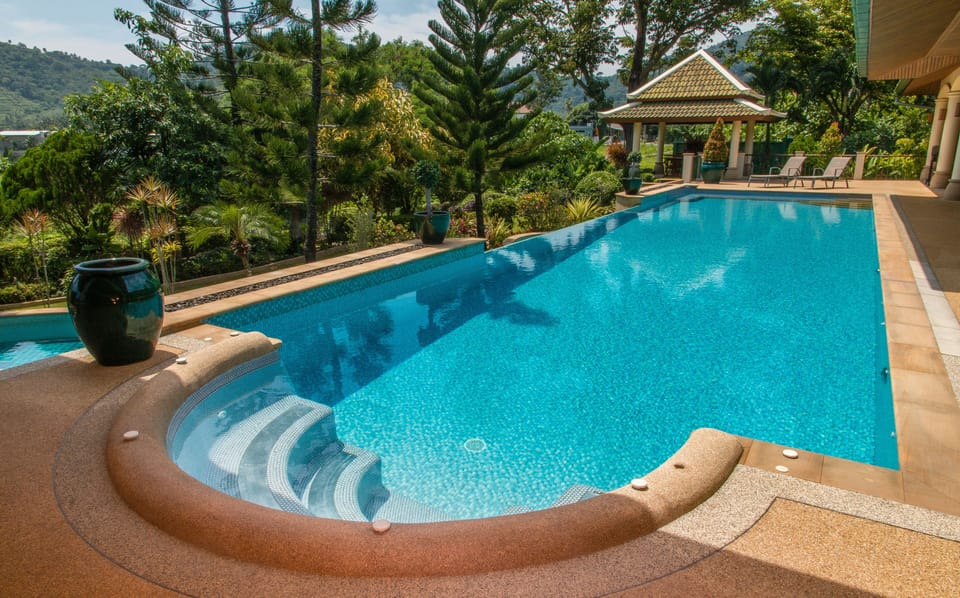 Mountain View Villa One - Huge 17m pool with sunset views to Mountains. 