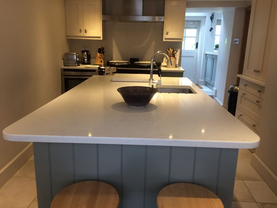 The charming kitchen is the ideal spot to enjoy a relaxed breakfast at the bar