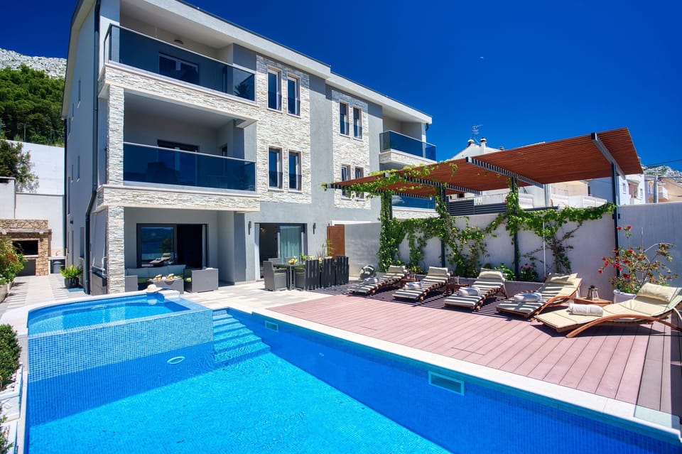 Villa Paradise with pool 32m2, outdoor BBQ, billiards, and playroom