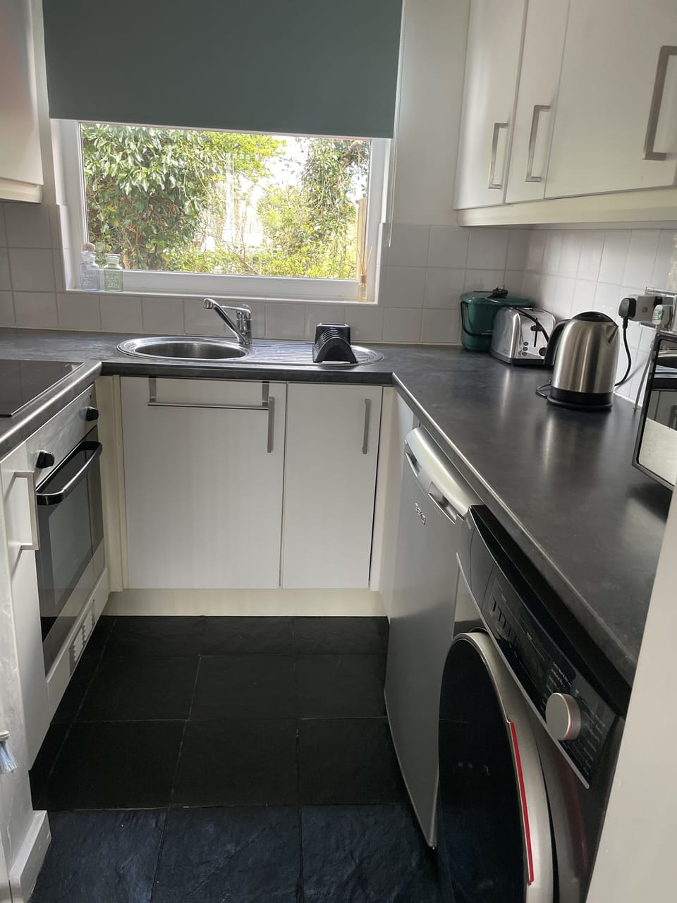 The equipped kitchen includes oven, grill, toaster, kettle, microwave, cafetiere