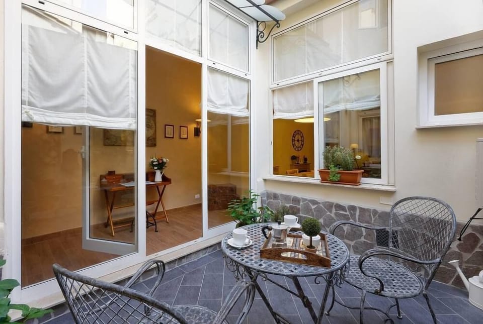 My Florence Home: the sunny courtyard