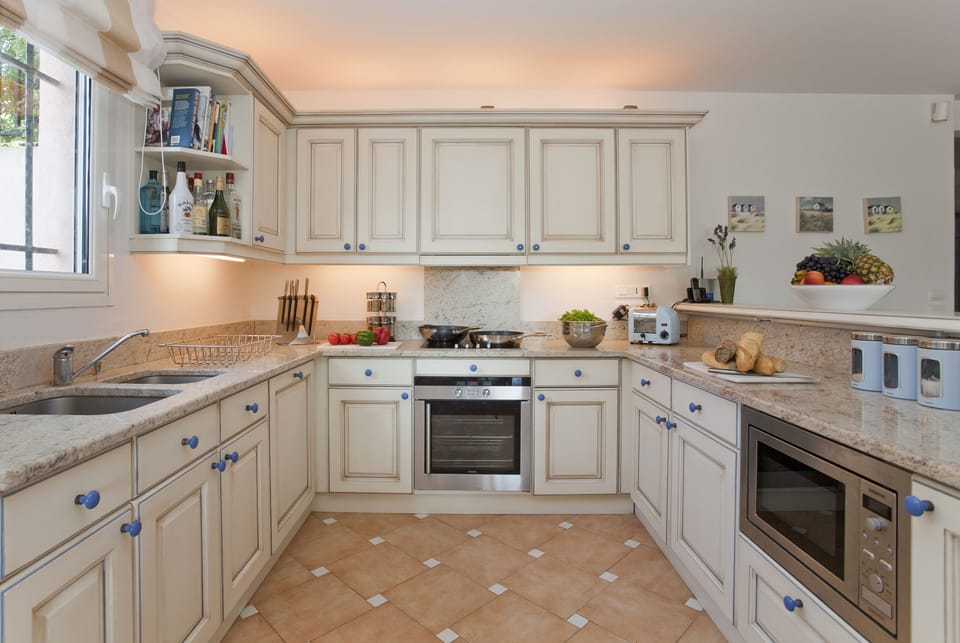 quality, exceptionally well equipped  kitchen with  Siemens appliances