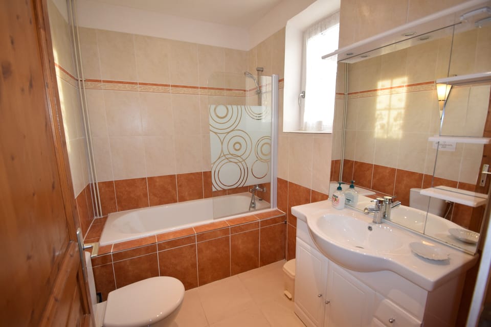 Nice tiled Bathroom and wc