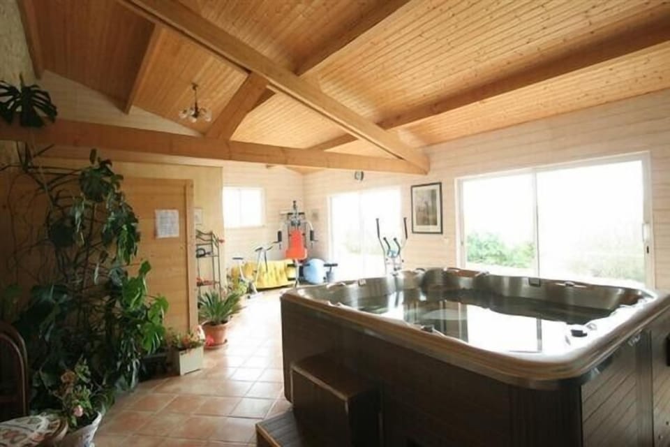 Jacuzzi (5 people), sauna & fitness equipment