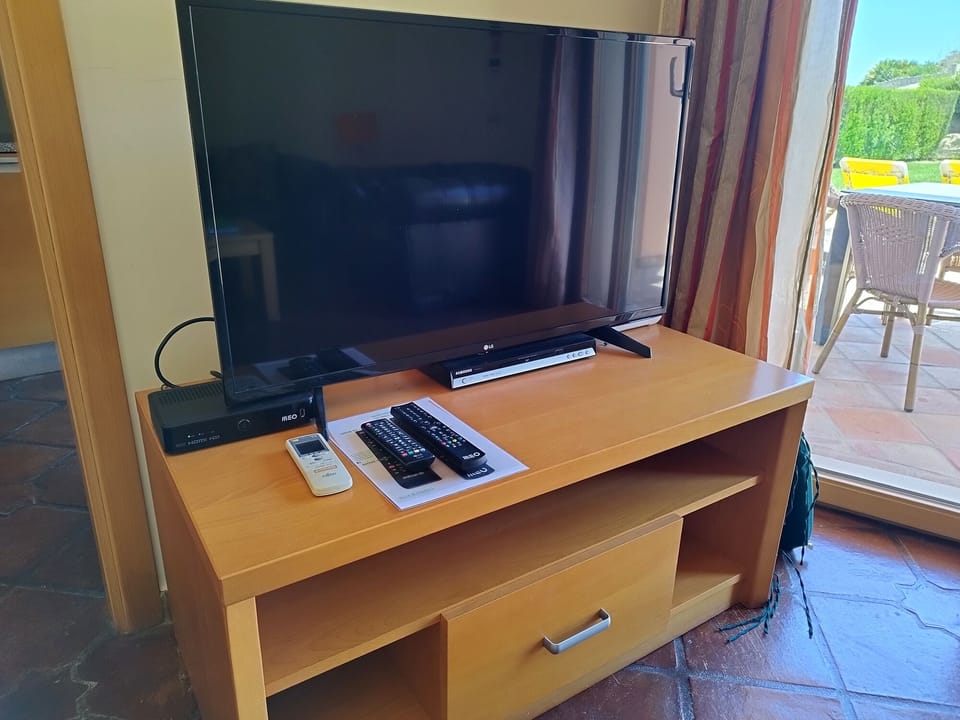 Large TV, DVD, free Wi Fi & Air Con in lounge 