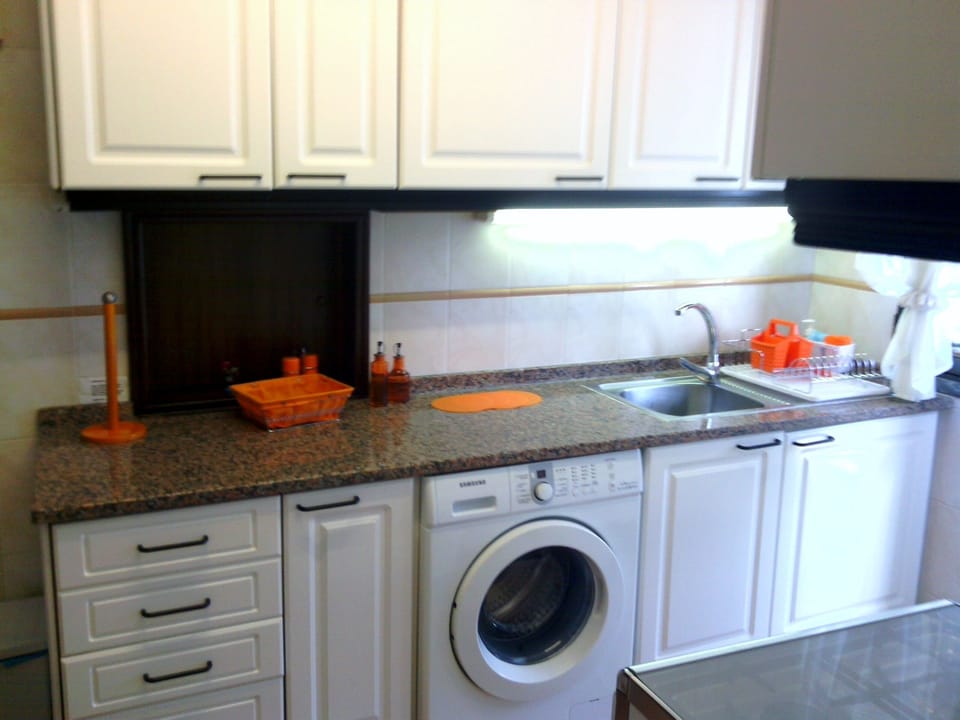 Other side of the kitchen.