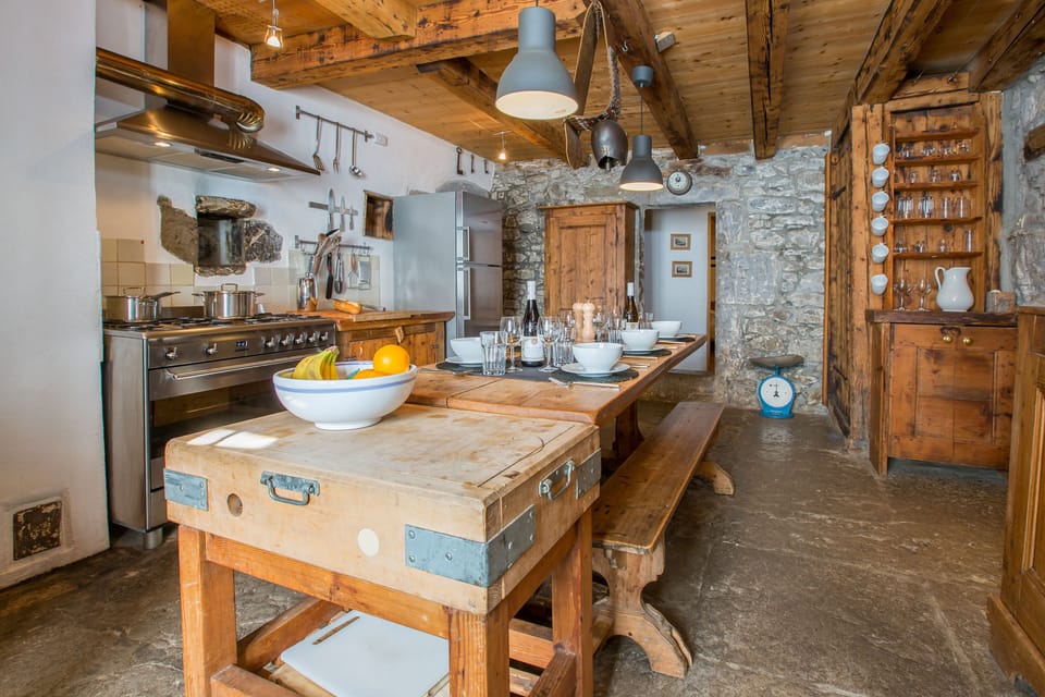Kitchen - Lazy Labrador Samoens Chalet 
