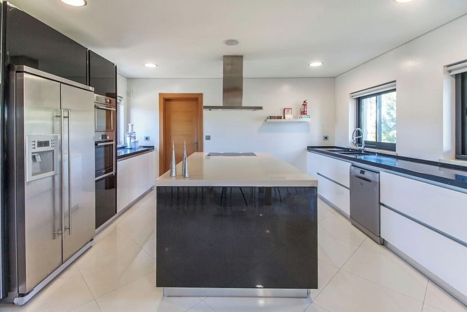 Modern and spacious kitchen with all the necessary equipment.