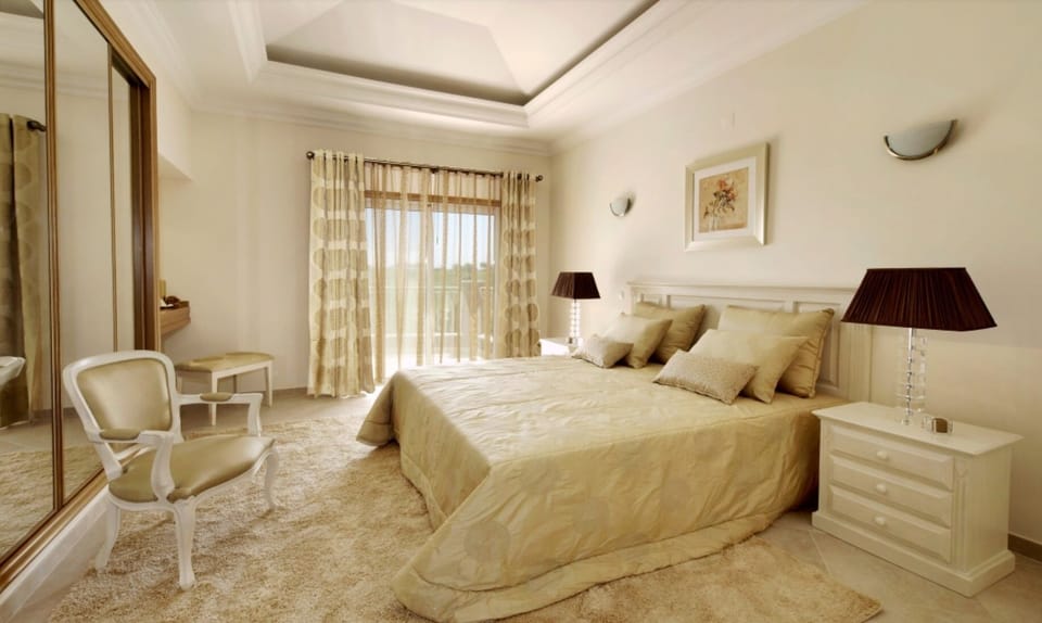 King bedroom with balcony