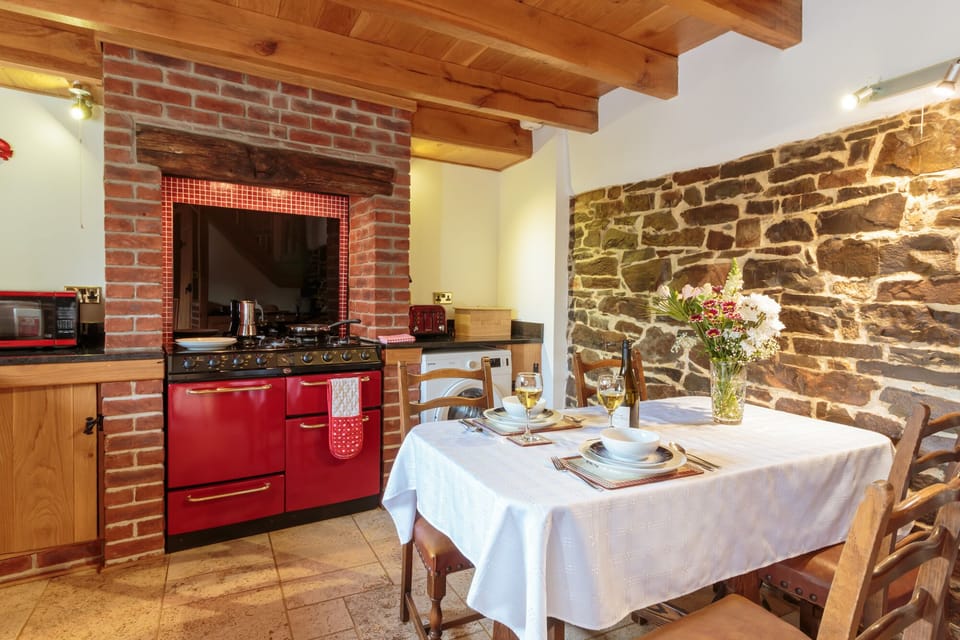 A very well equpped kitchen, from Christmas Dinner to a piece of toast!