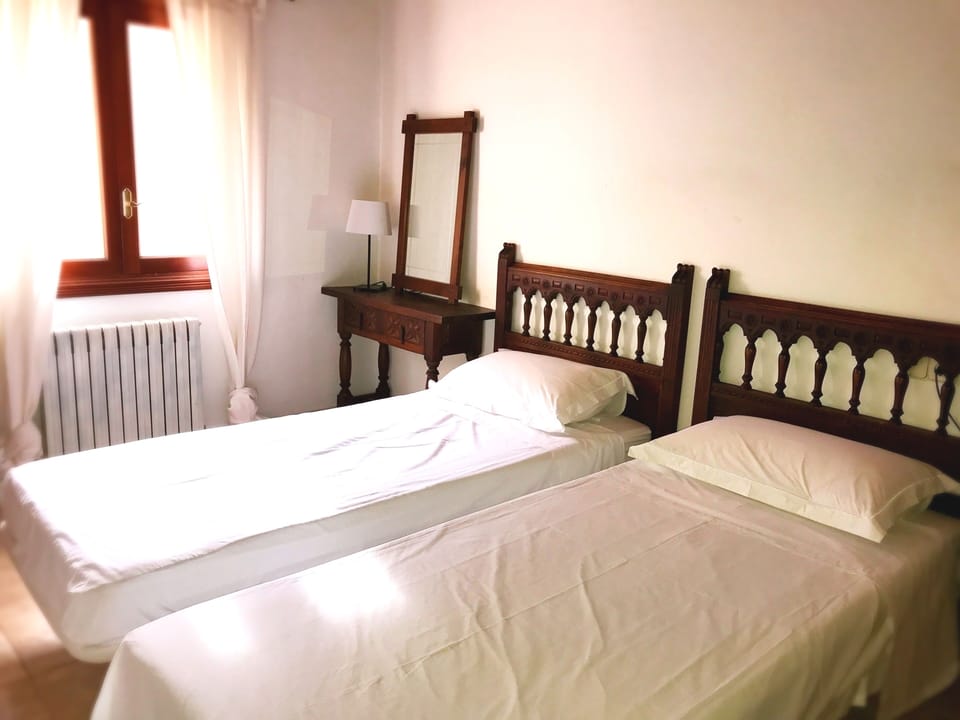 Bedroom 4 with twin beds