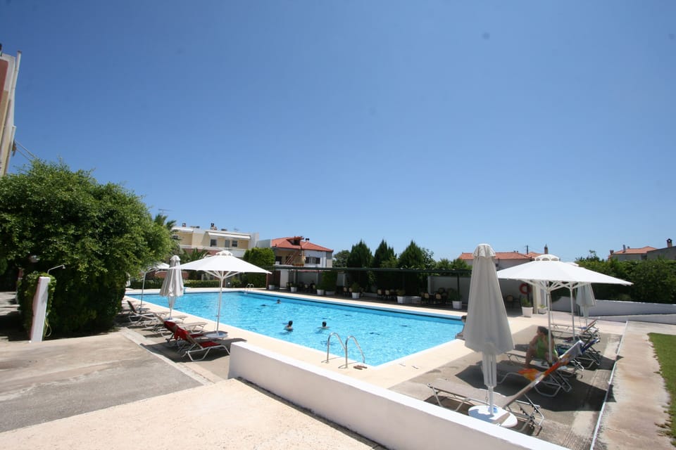 Open shared pool ( 25 m long ) 
