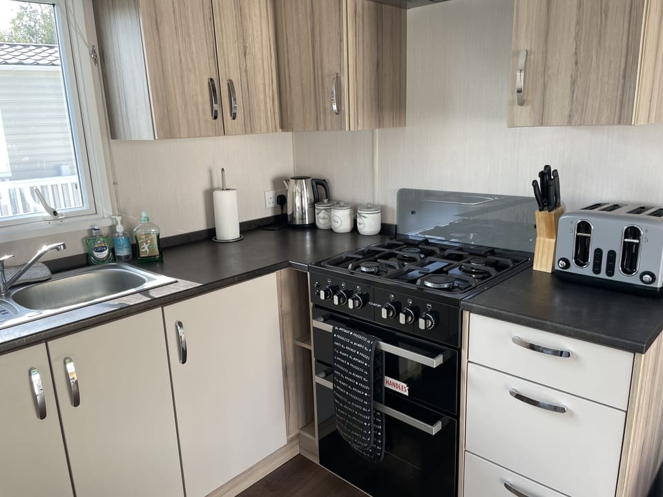 Kitchen with full size cooker