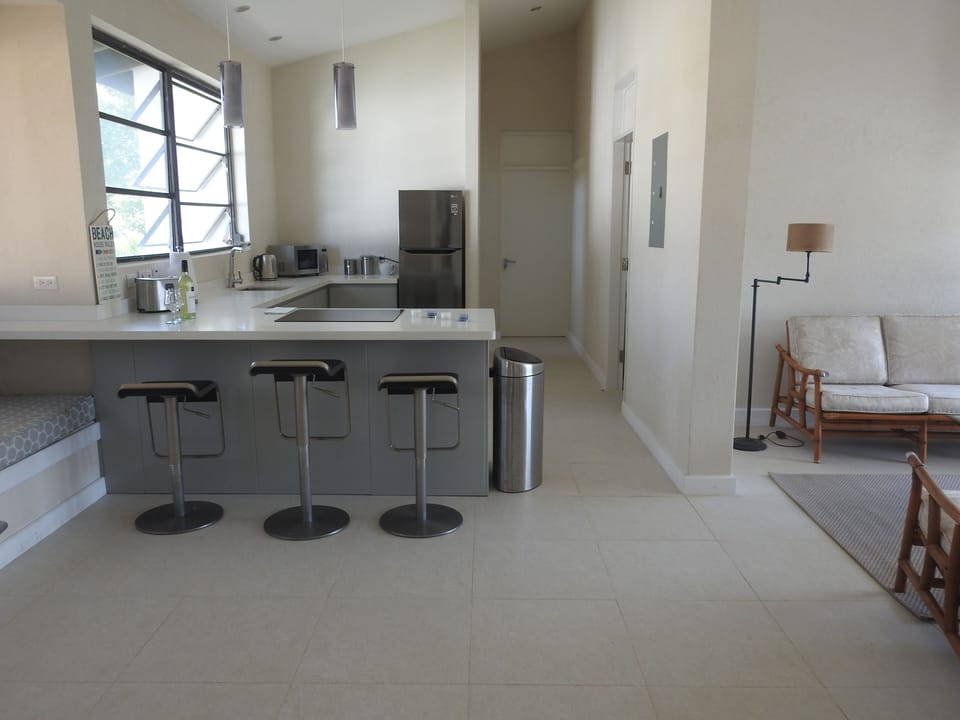 Kitchen and Breakfast bar 