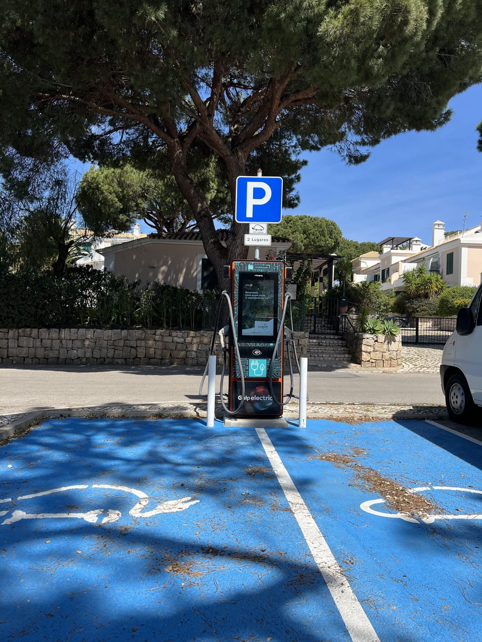 Carregador eléctrico a 100 metros do condomínio
