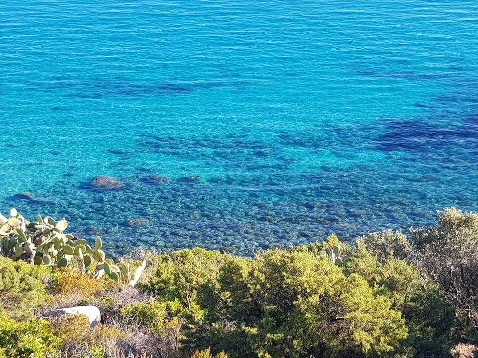 Crystalline waters along the coast, at 8 km (photo taken in May 2020)