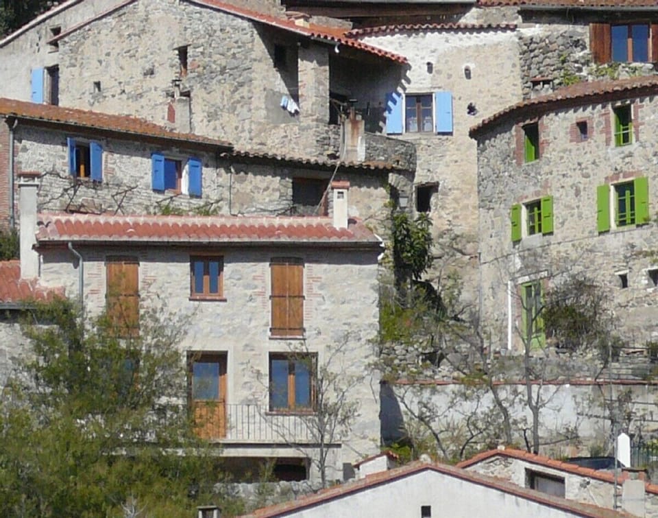 Traditional stone cottage (bottom left)