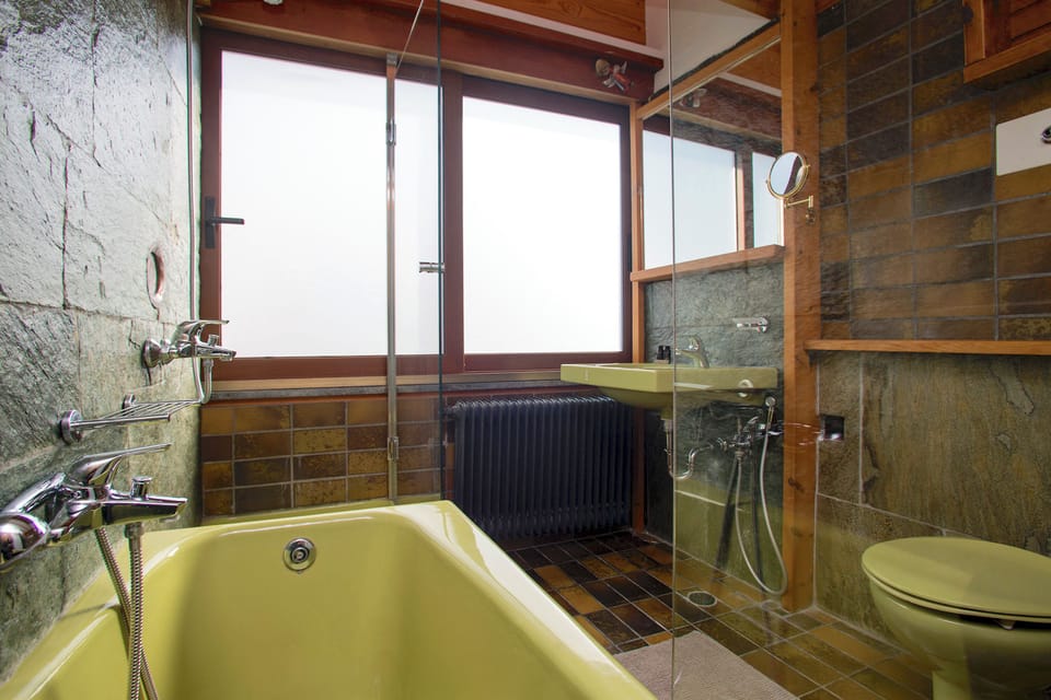 Master bedroom en suite bathroom 