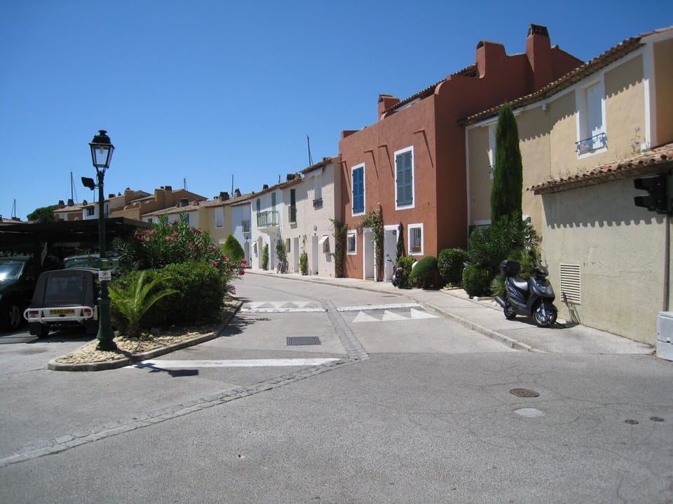 The pretty Fer a Cheval private road. Safe for children to play in.