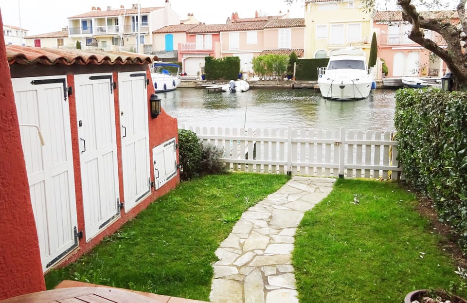 Garden and fence leading to mooring area and Canal