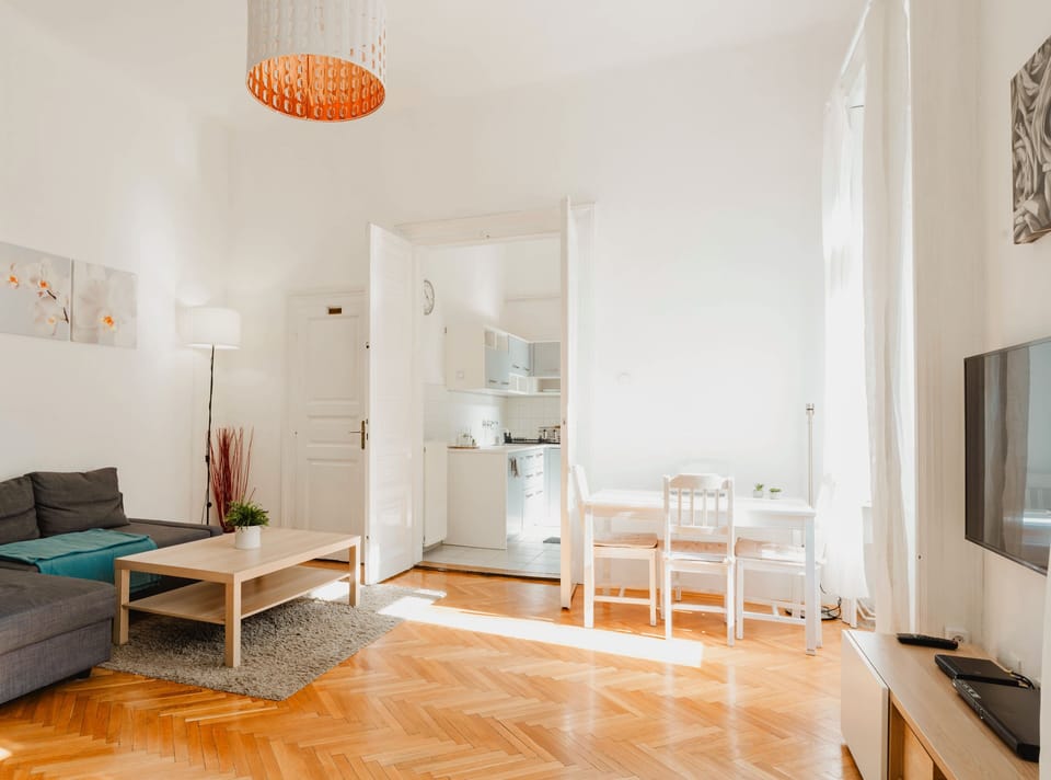 Bright and sunny top floor apartment